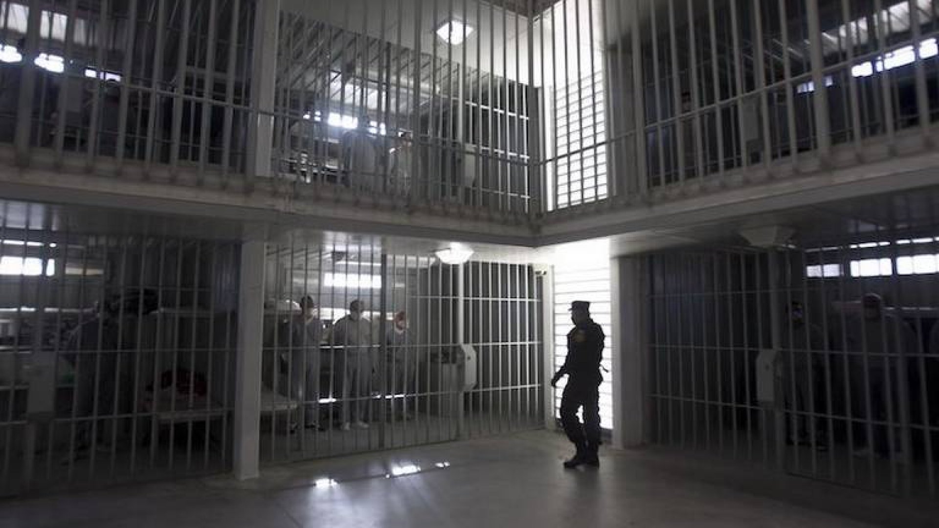 Muere custodio baleado afuera de su casa
