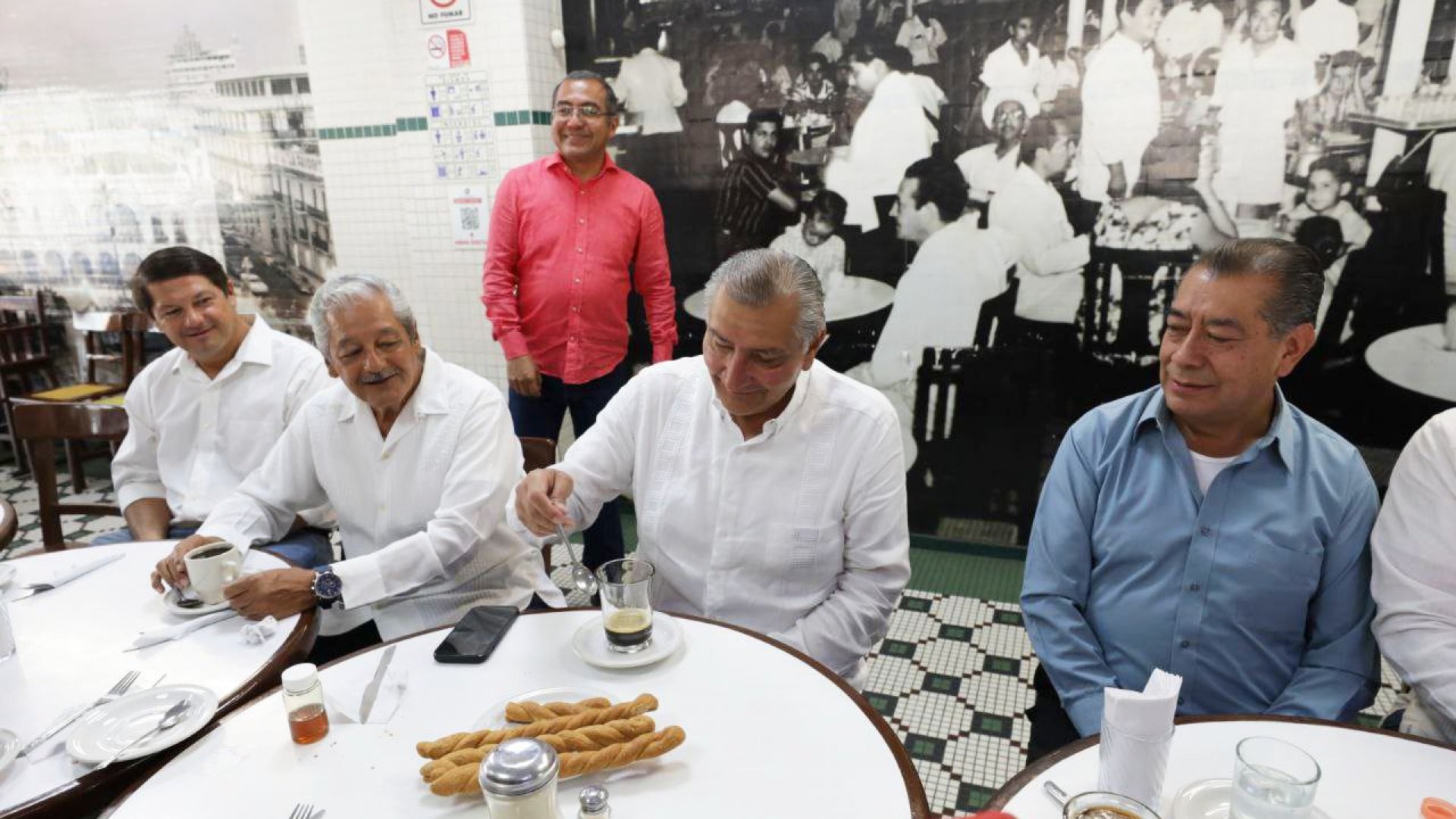 Dice Adán que ha gastado $900 mil de su bolsillo