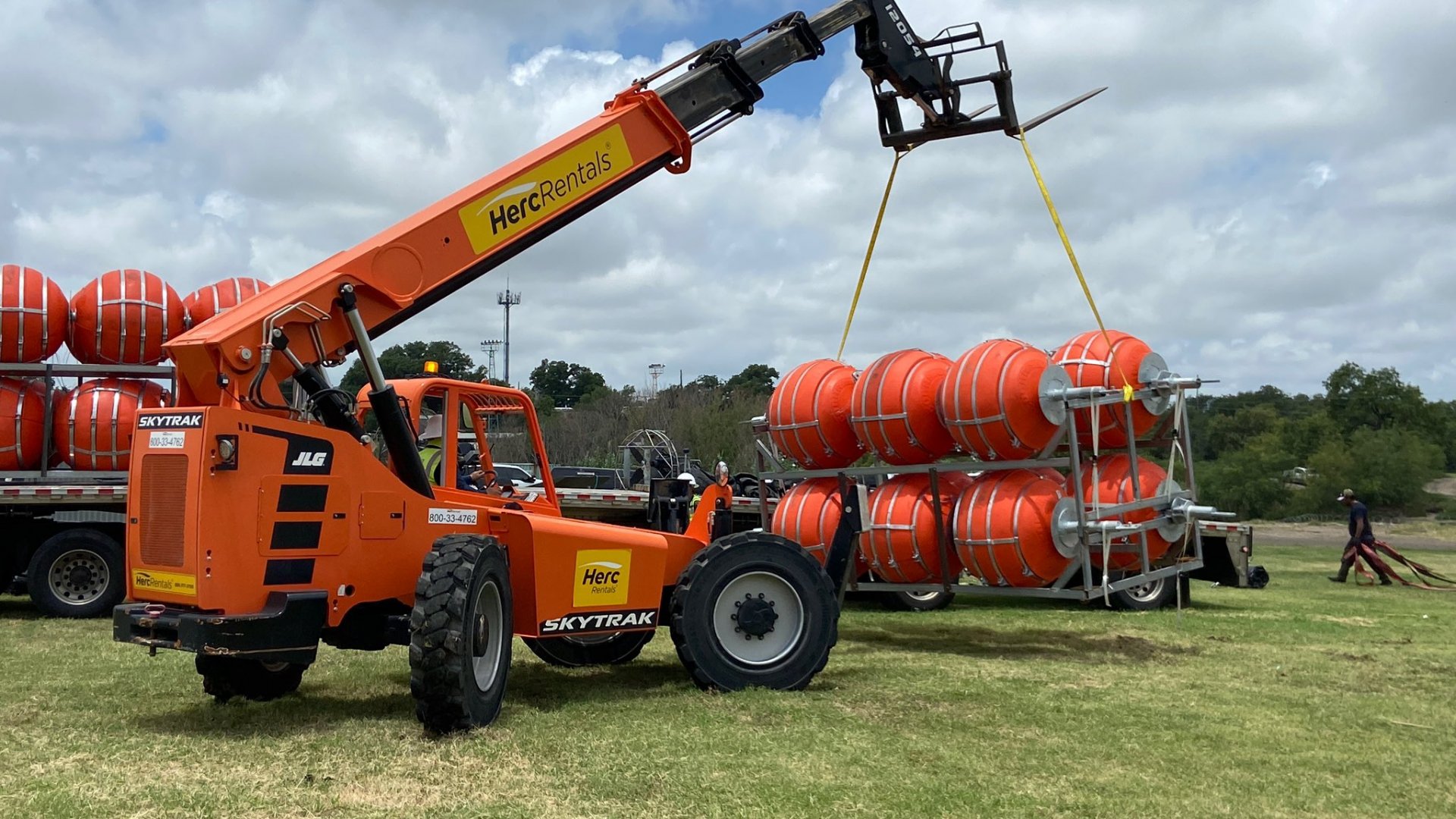 Inicia Texas construcción de muro flotante en río Bravo