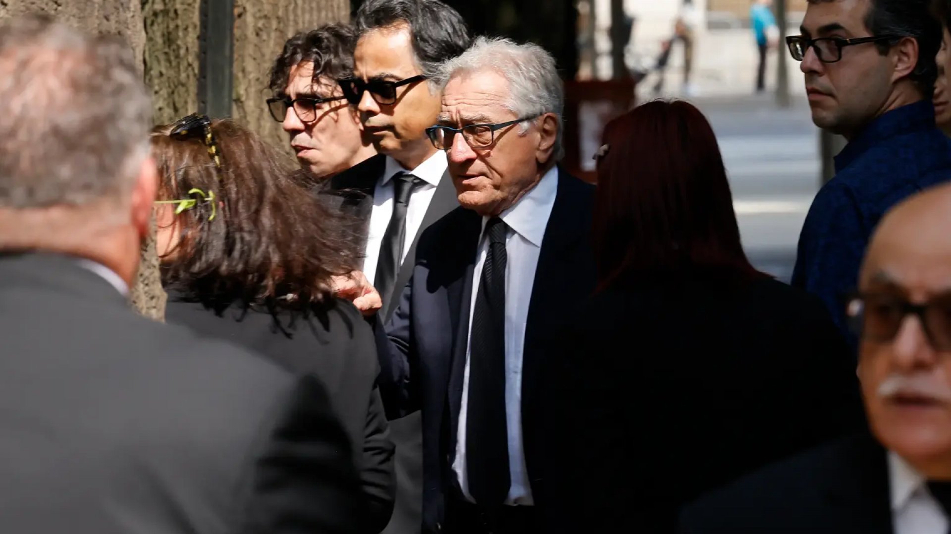 Robert de Niro luce abatido en funeral de su nieto