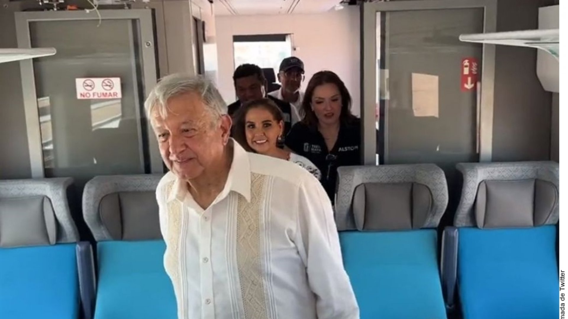 Sube AMLO al primer vagón de Tren Maya