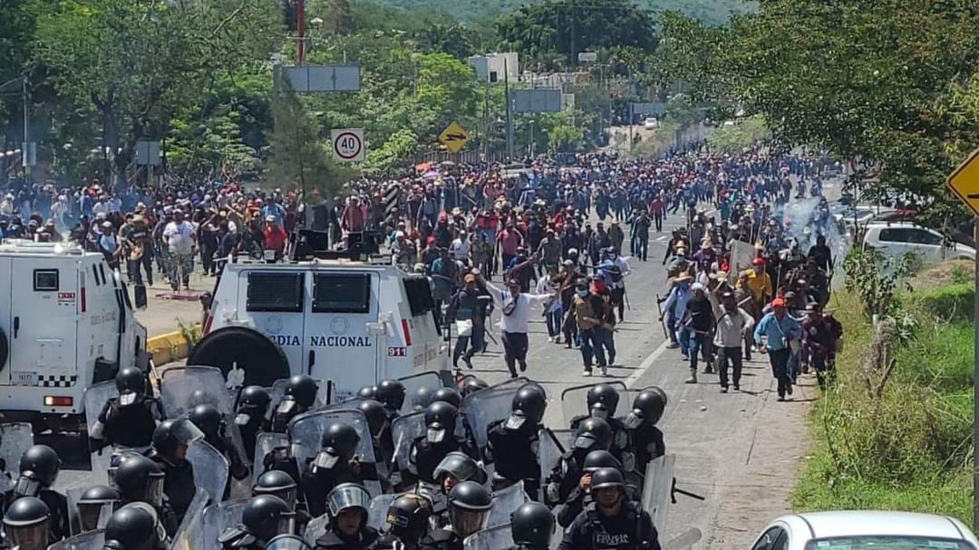 Se enfrentan manifestantes y Guardia Nacional en Autopista del Sol
