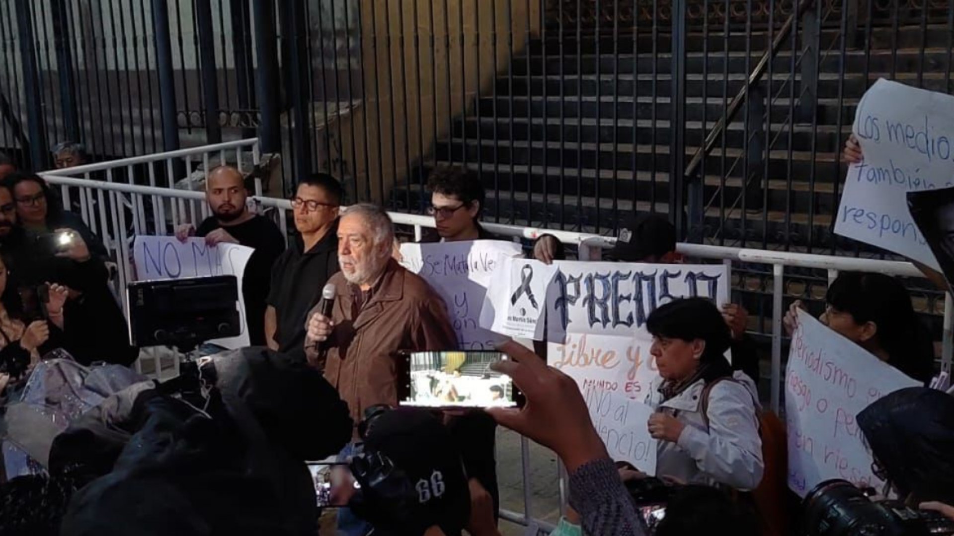 Periodistas protestan en Segob por asesinato de Luis Martín Sánchez, corresponsal de La Jornada