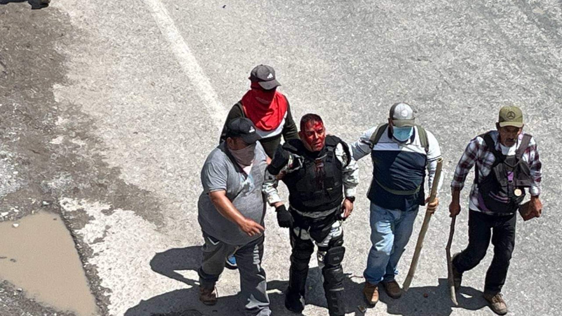 Pobladores de Chilpancingo mantienen retenidos a 13 servidores públicos, ¿Quiénes son?