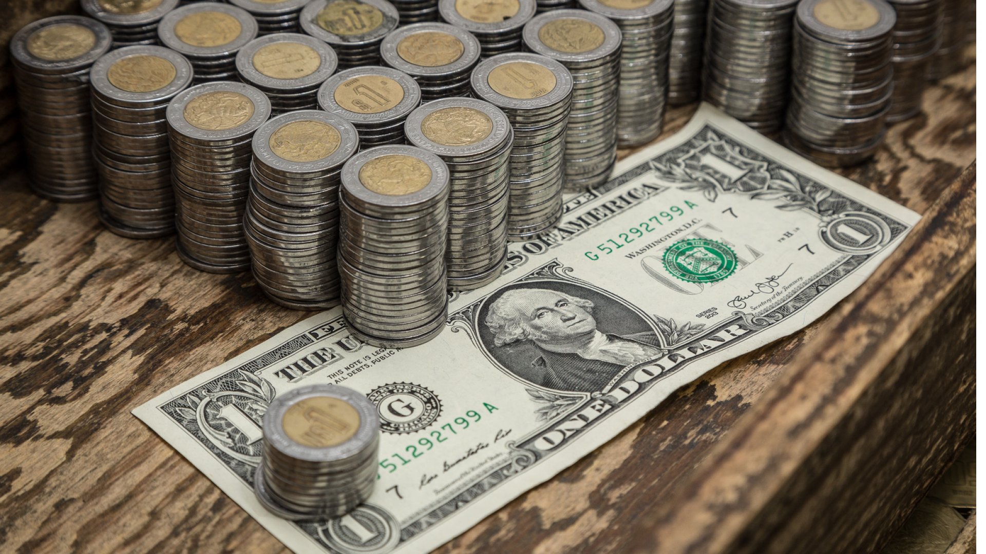 Peso, en su mejor nivel desde 2015; cierra en 16.88 por dólar