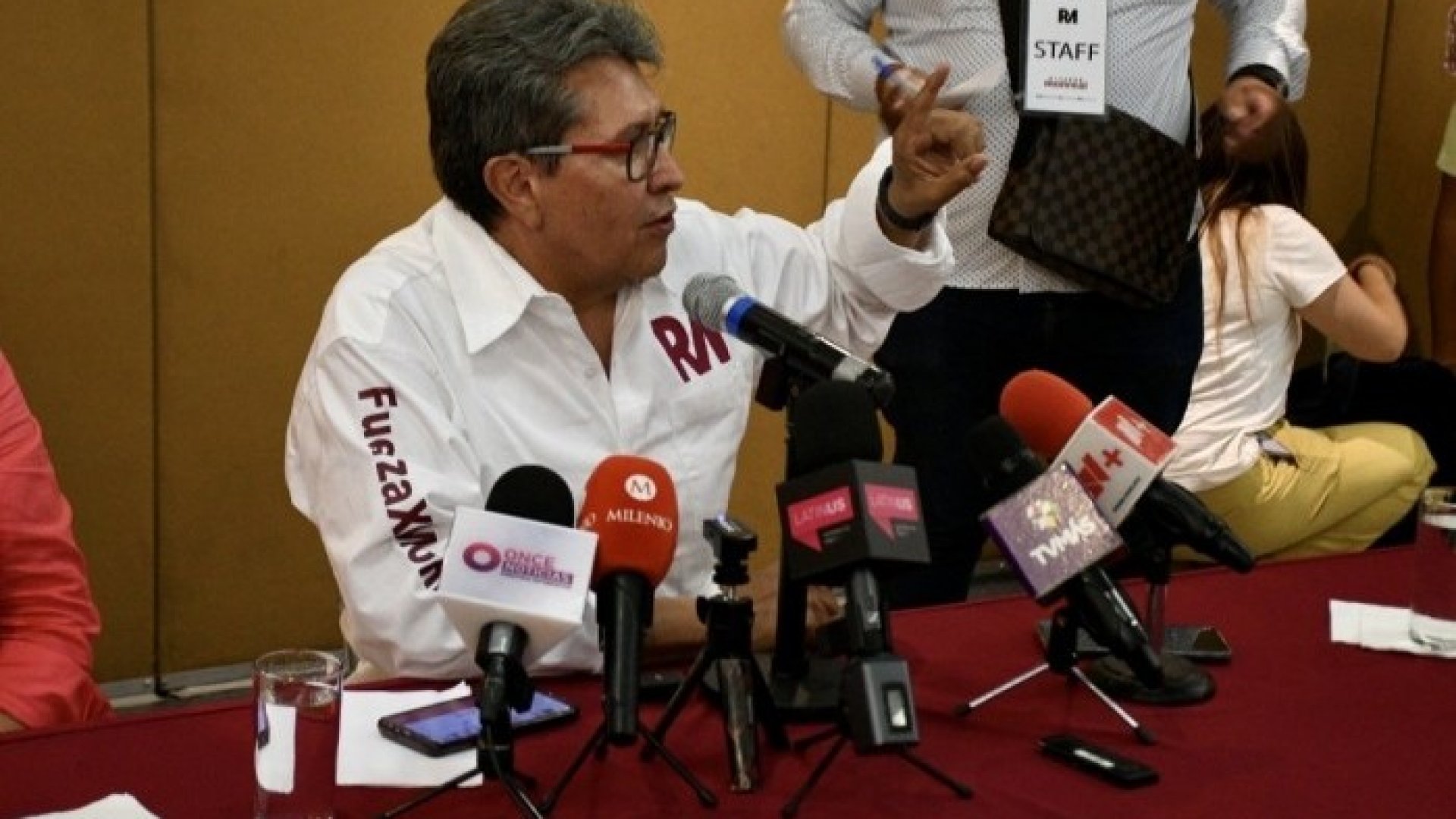 Con lo gastado en espectaculares se podría bachear Veracruz: Monreal