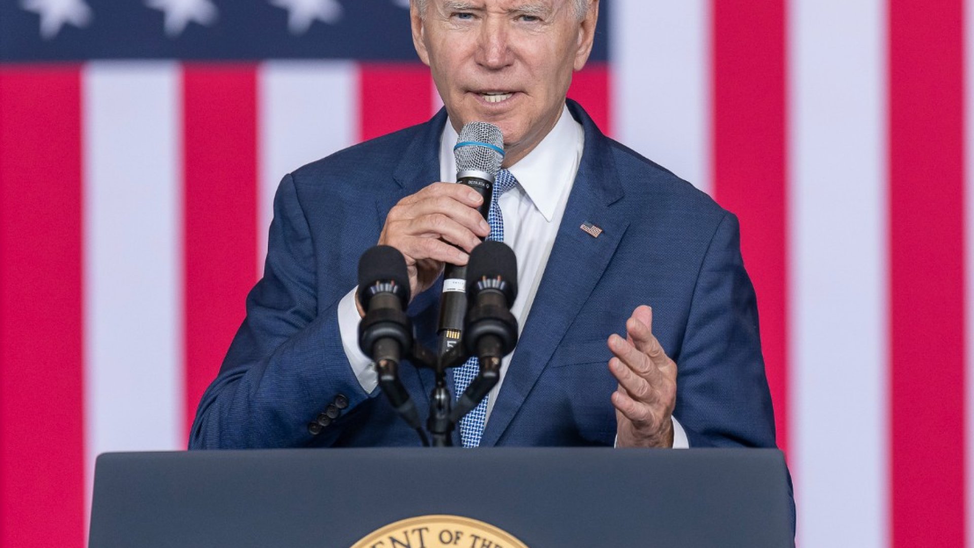 Biden condona deuda estudiantil millonaria