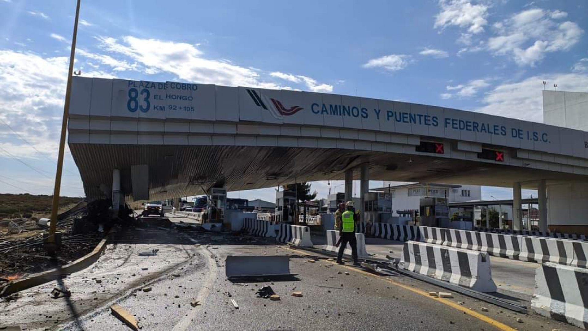 Choque deja un muerto y colapso de caseta en Tecate