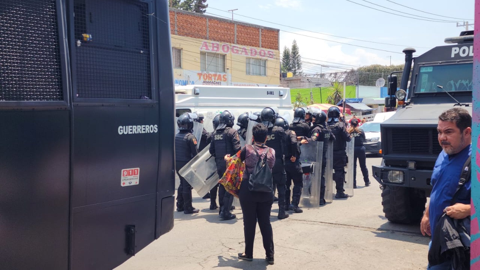 Visitan familias a internos después de riña