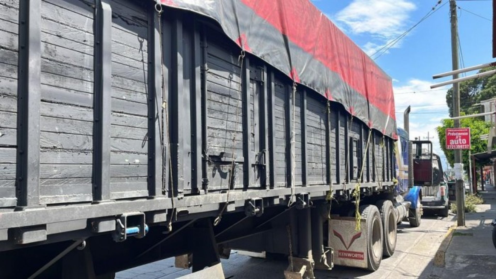 Rescatan a migrantes de la India que viajaban hacinados en tractocamión