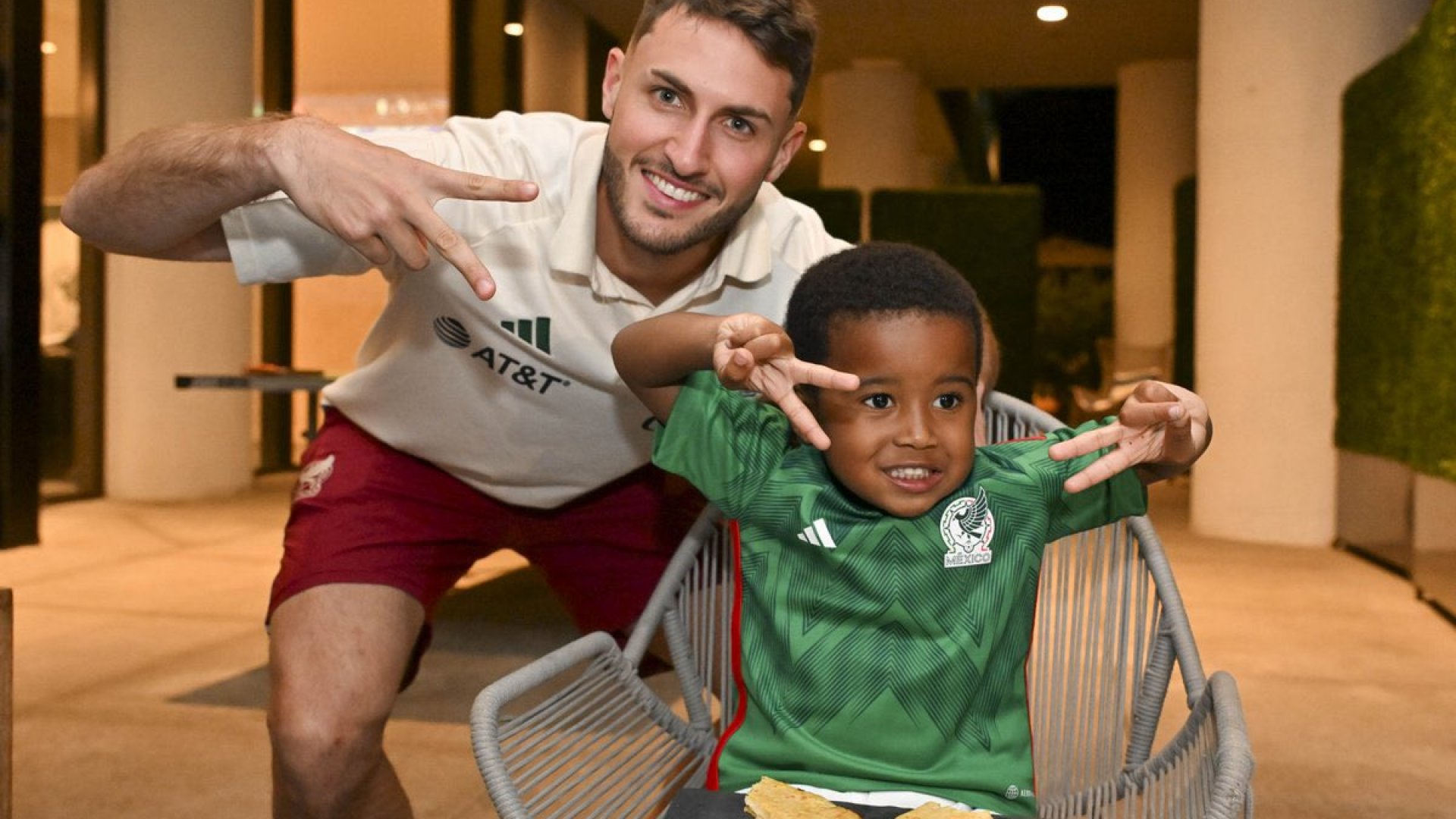 Selección Mexicana sorprende a niño etíope que quiere ser mexicano 