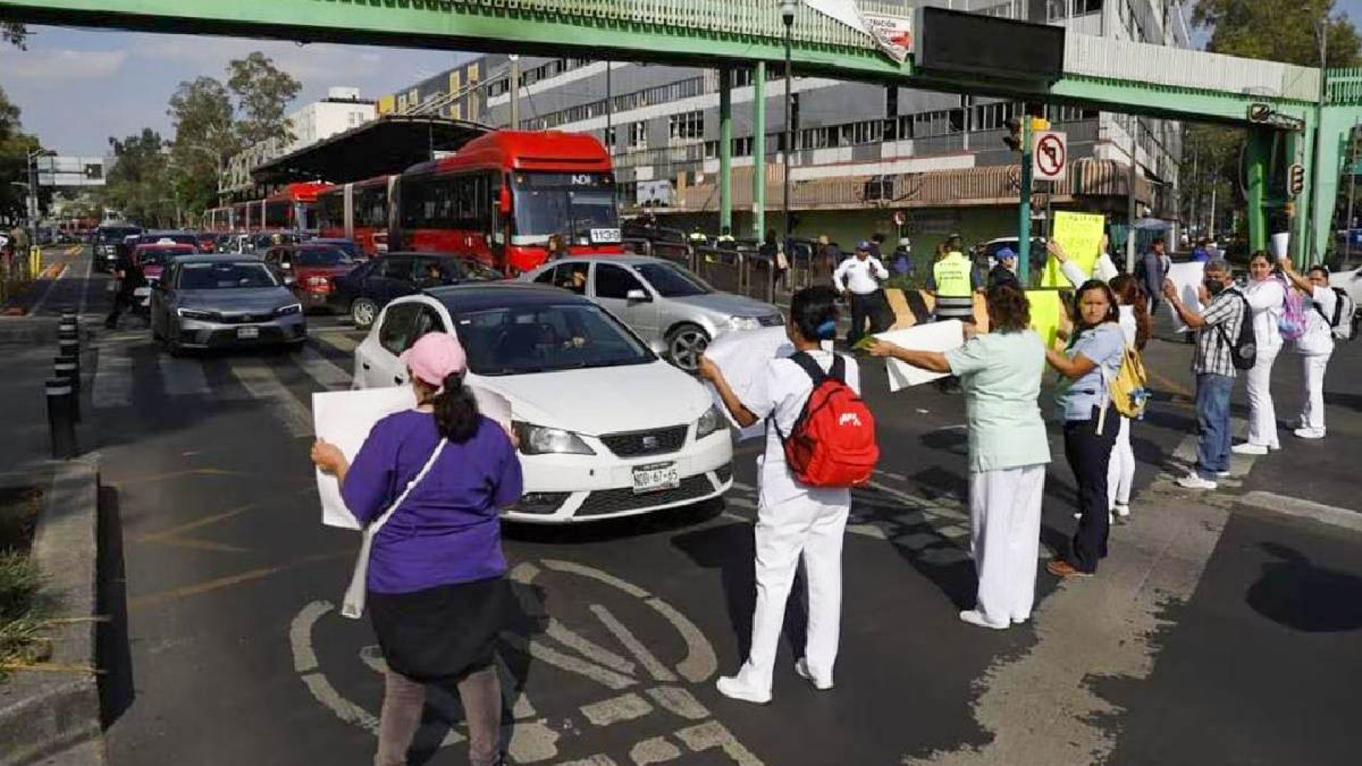 Bloquean médicos y paralizan movilidad de CDMX