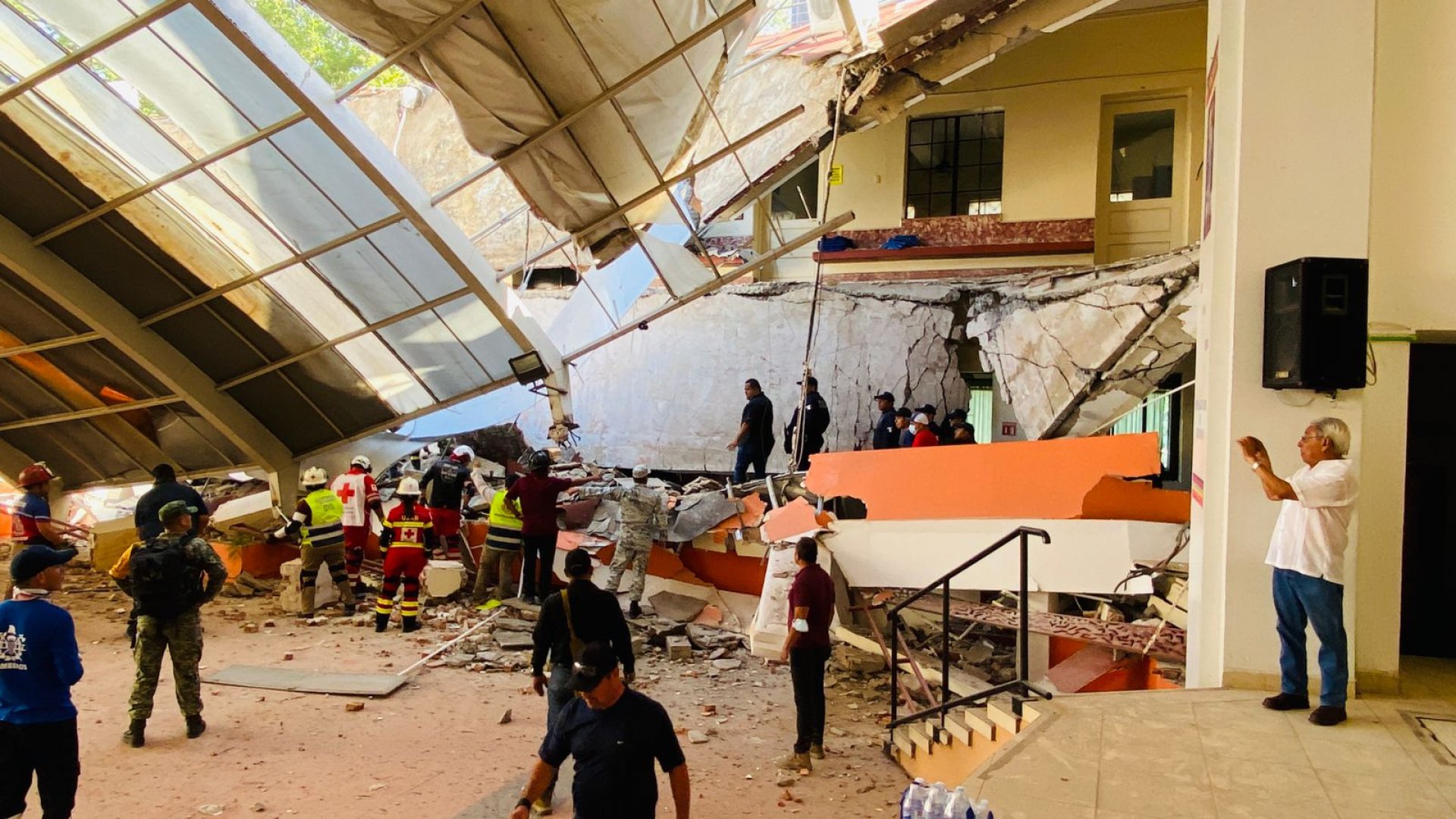 Colapsa domo de una escuela y quedan 3 personas atrapadas, en Tamaulipas