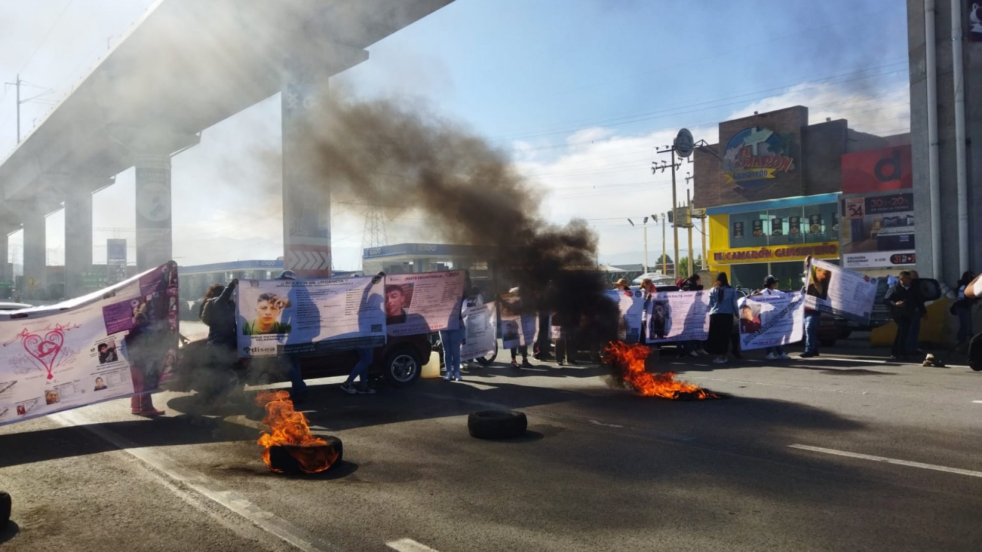 Bloquean la México-Toluca por desaparecidos