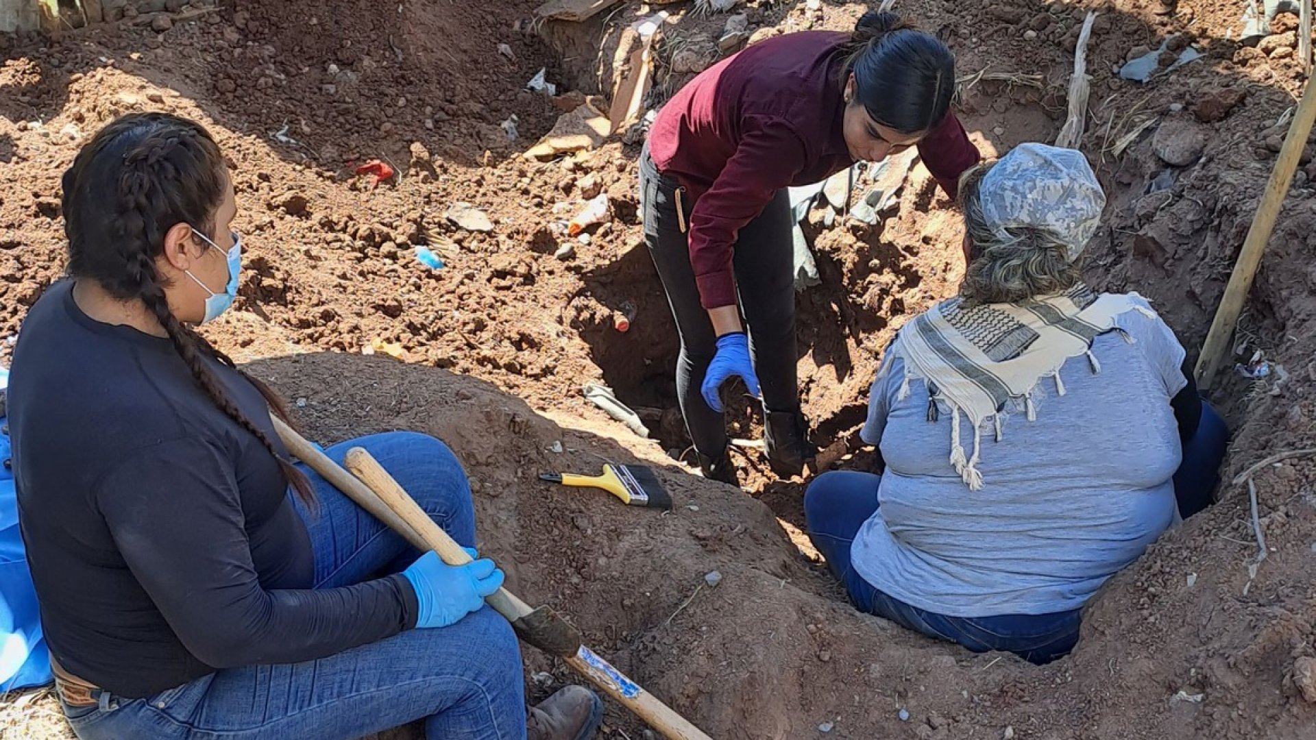 Siete cuerpos embolsados en el patio de una casa de Sonora