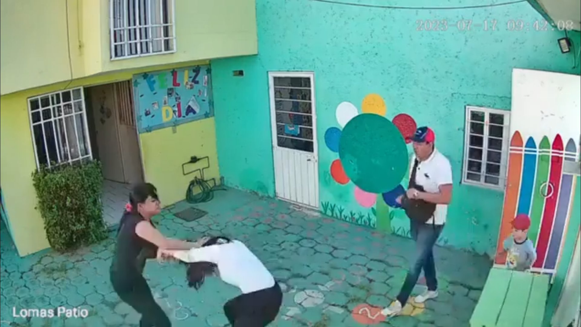 Pareja ataca a maestra de kínder