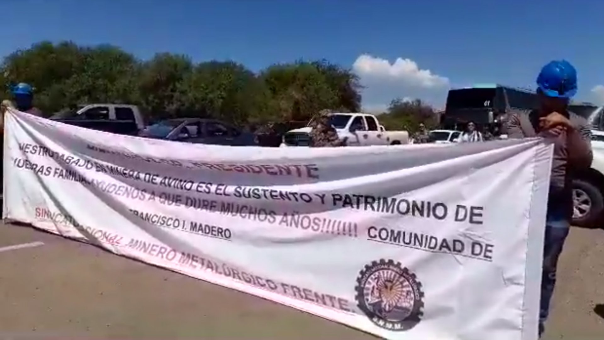 Protestan pobladores de San Juan del Río por actividad minera, bloquean paso a AMLO