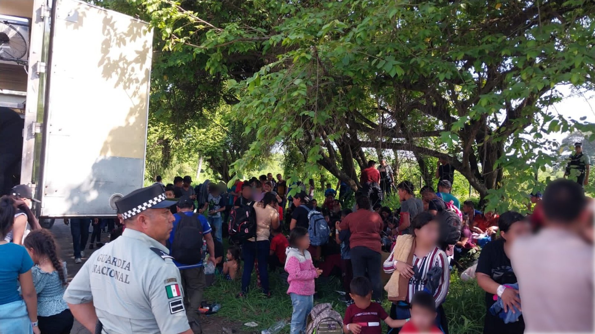 Asegura INM 148 migrantes abandonados en tráiler en Veracruz