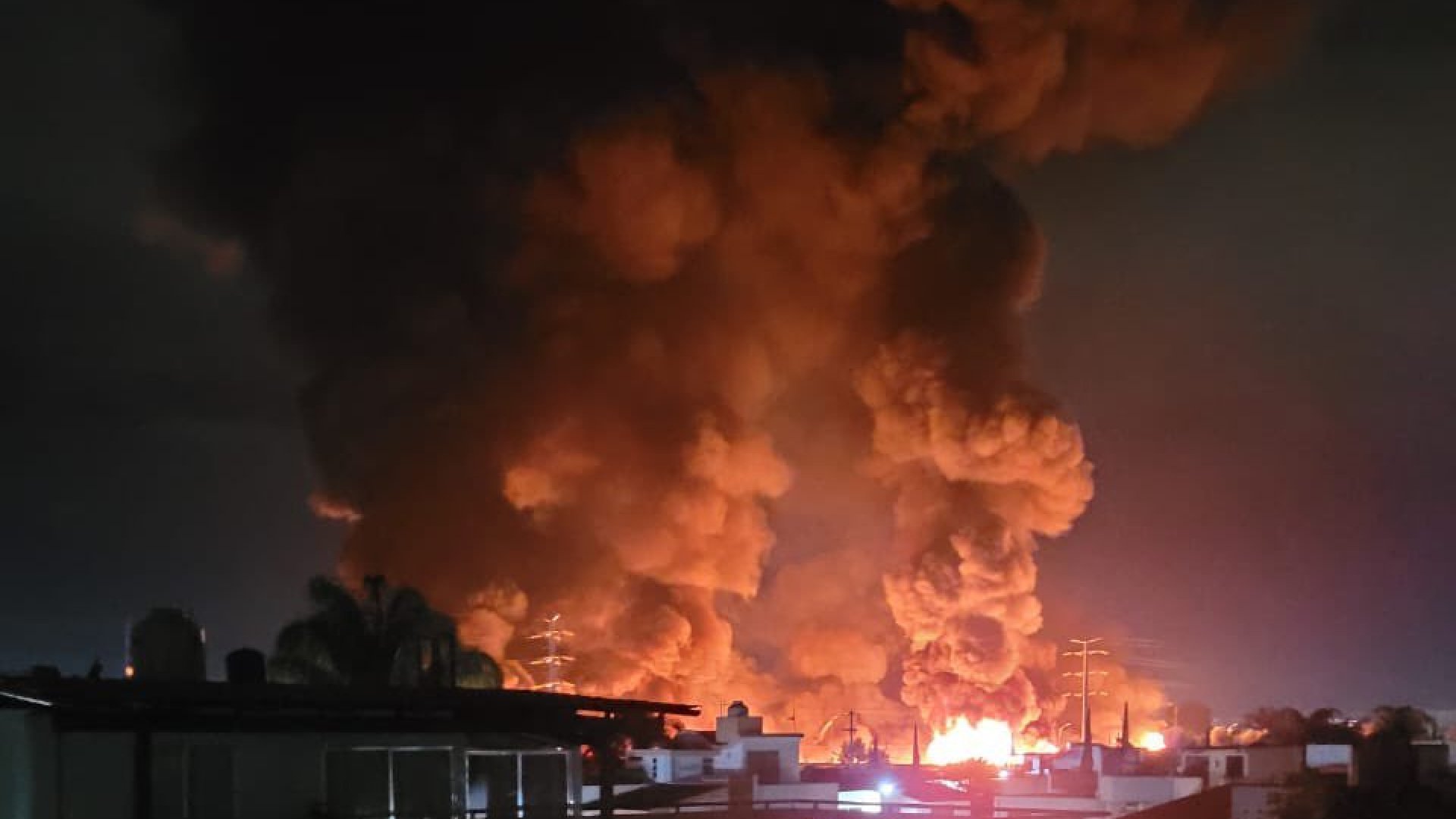 Muere chofer tras explosión de pipa en Puebla
