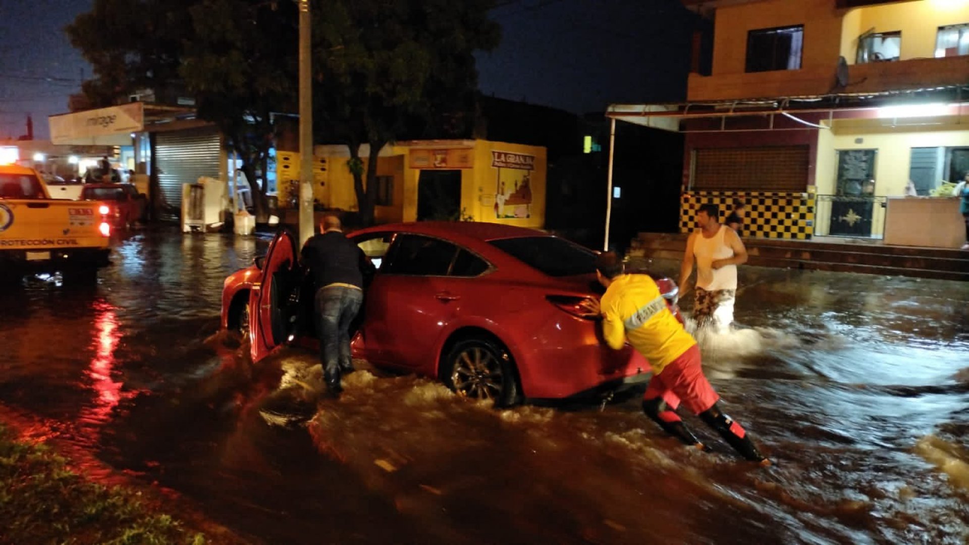 Colapsa Mazatlán por inundaciones y tormenta eléctrica