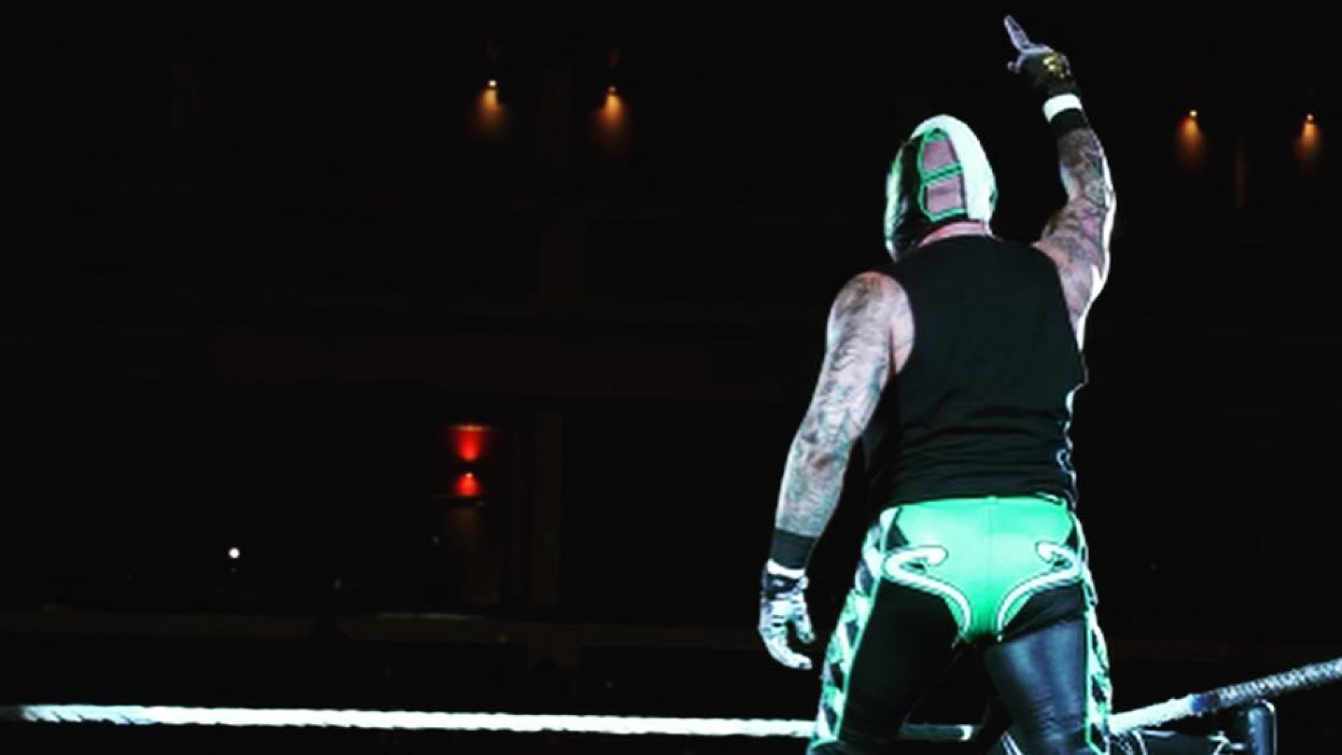 Pierde Rey Mysterio por distracción con su hijo