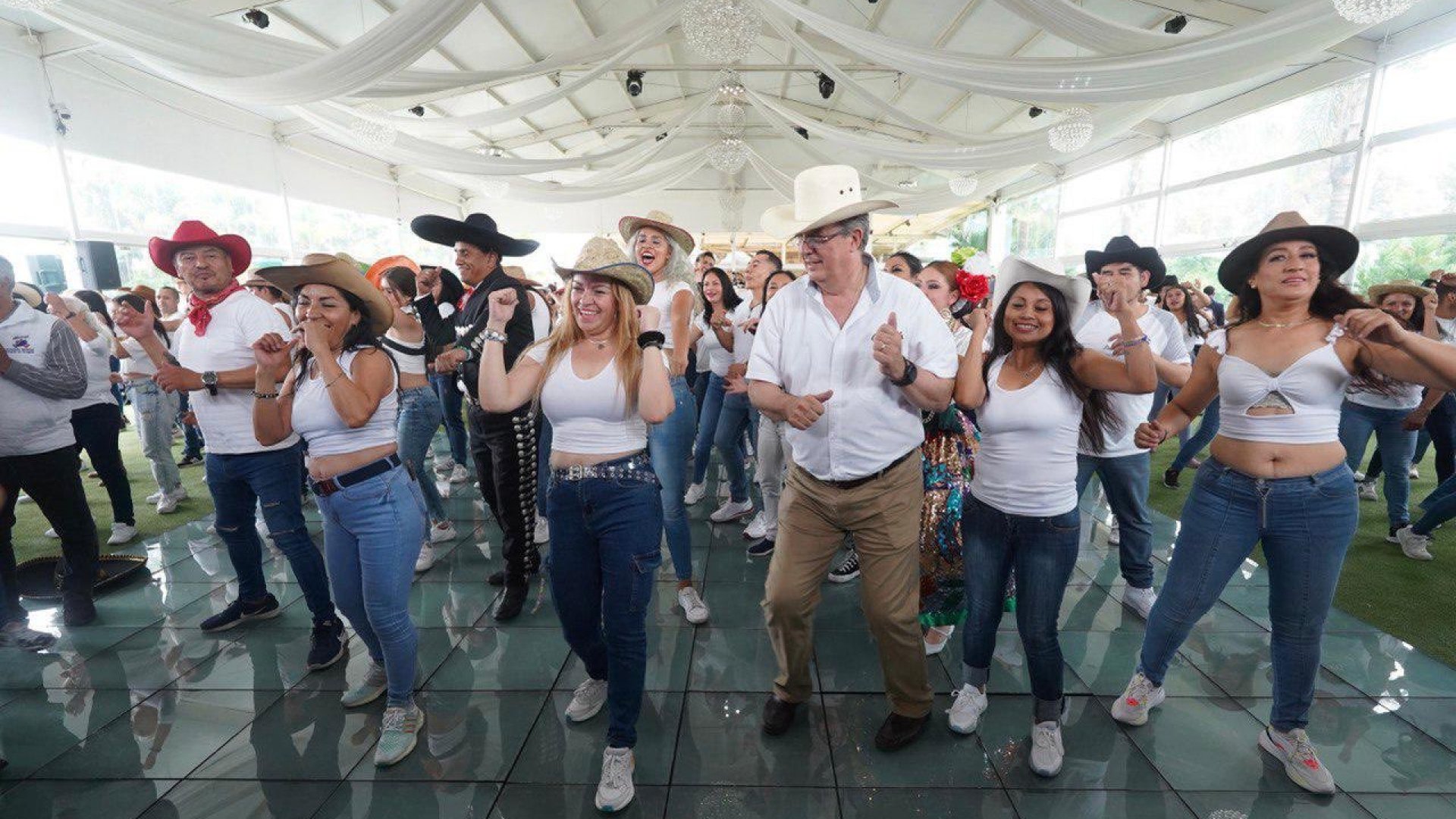 Afirma Ebrard que todo mundo tiene miedo de debatir