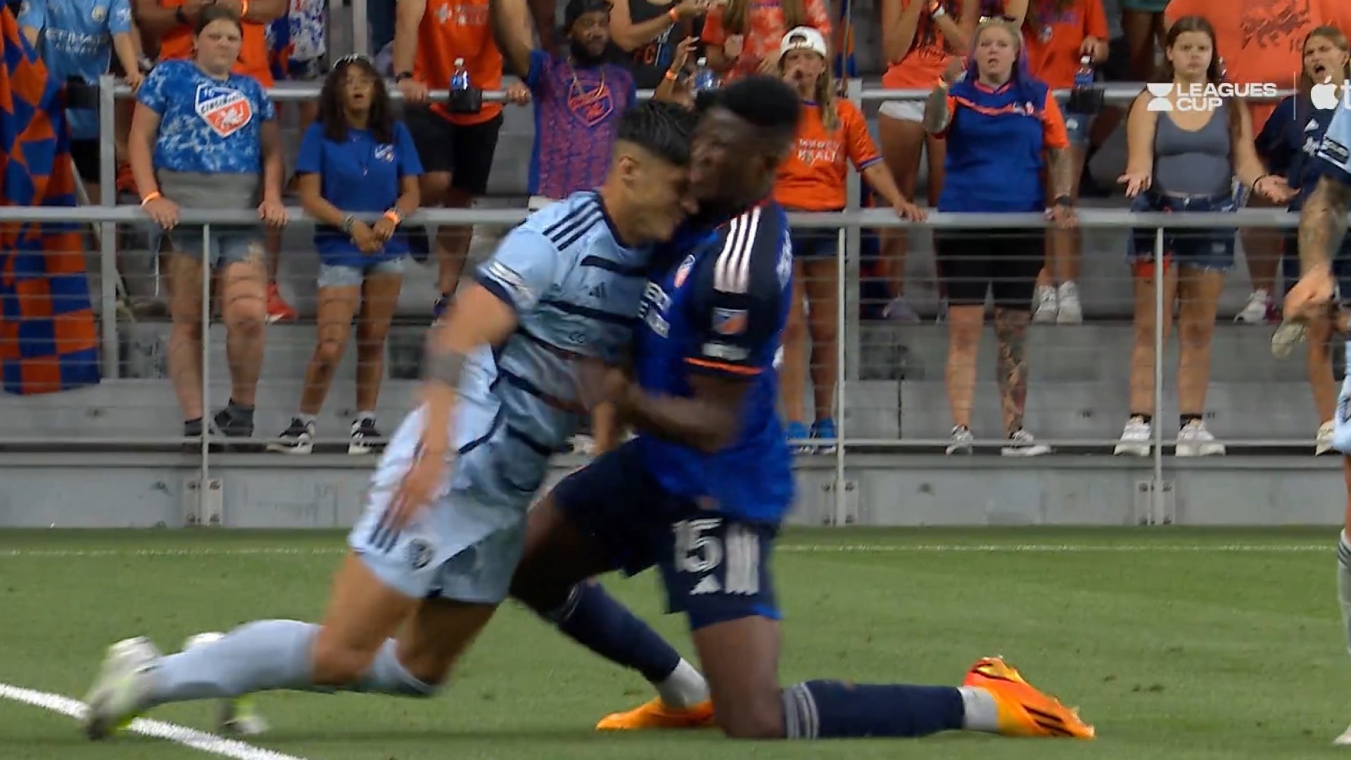 Alan Pulido cabecea… ¡pero a jugador del Cincinnati!