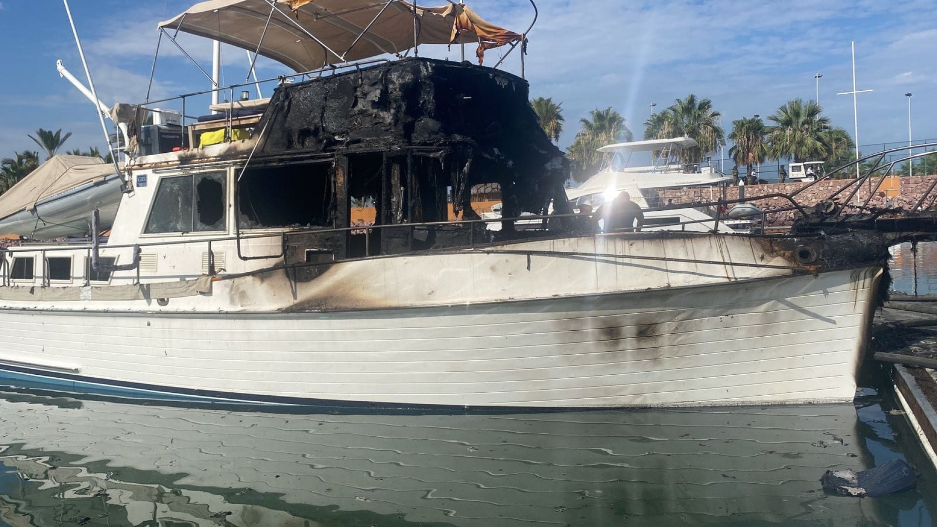Incendio de yate en La Paz deja un muerto
