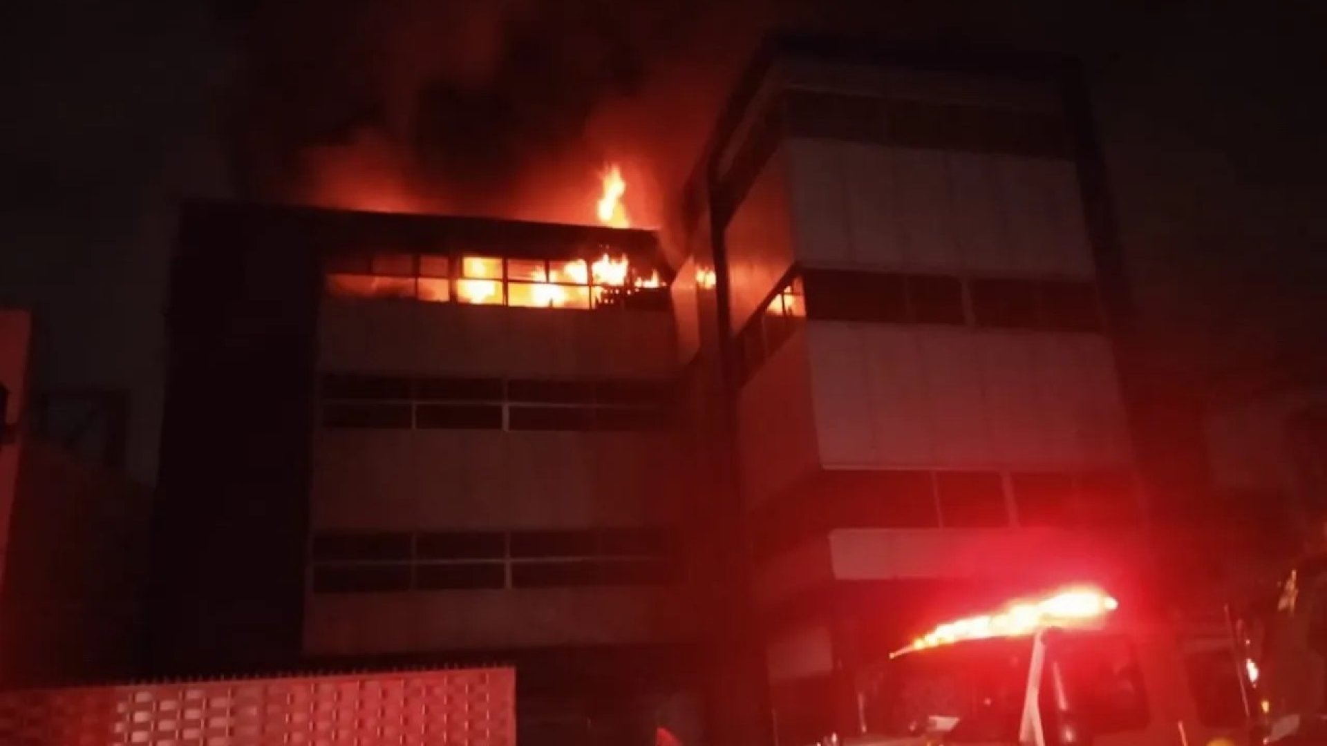 Se incendian bodegas cerca de Mercado de Abastos