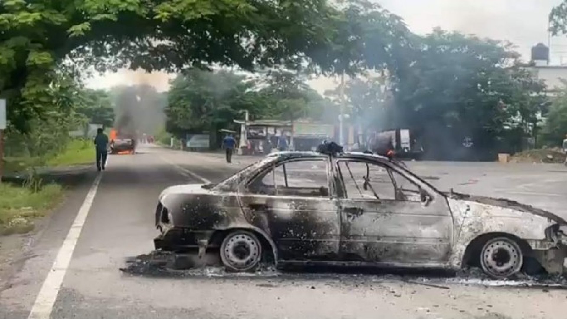 Bloquean e incendian autos en carretera de Veracruz