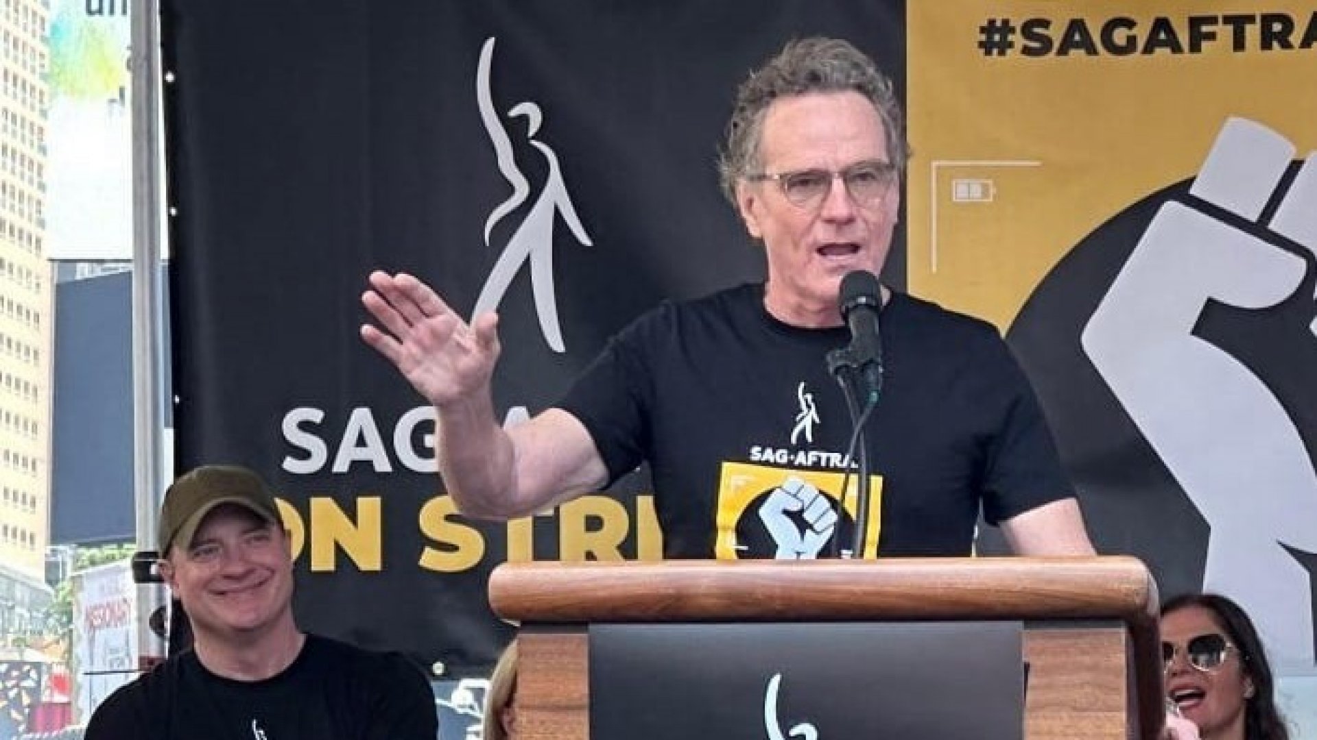 Dice Bryan Cranston que IA no les quitará la dignidad