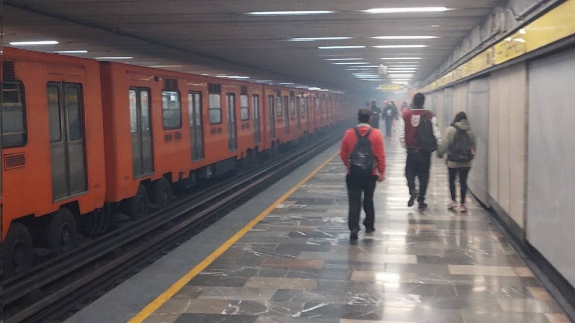 Reportan usuarios presencia de humo en Línea 7 del Metro