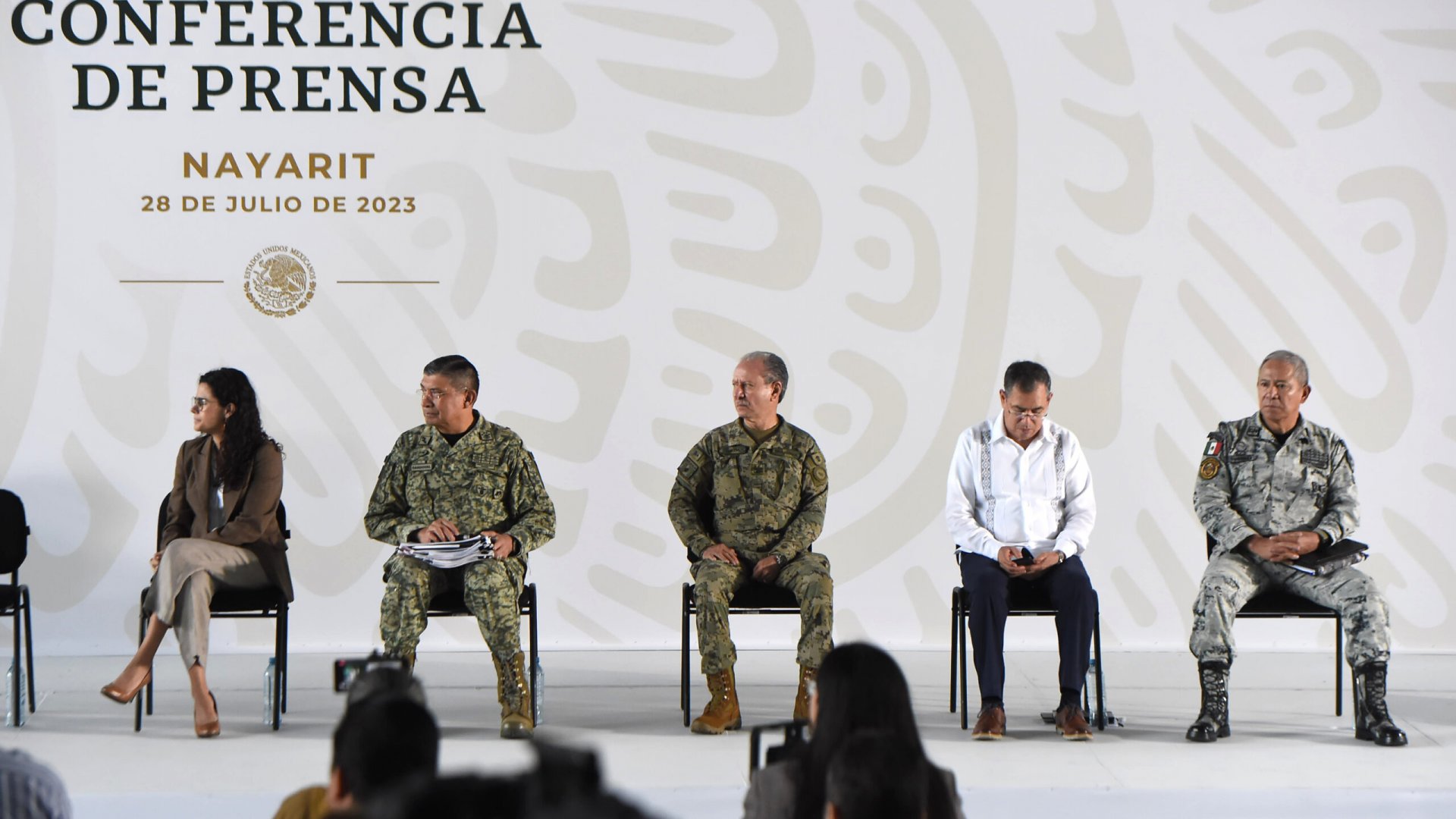 AMLO acusa campaña contra el Ejército e impide que titulares de Defensa y Marina respondan a cuestionamientos por el GIEI