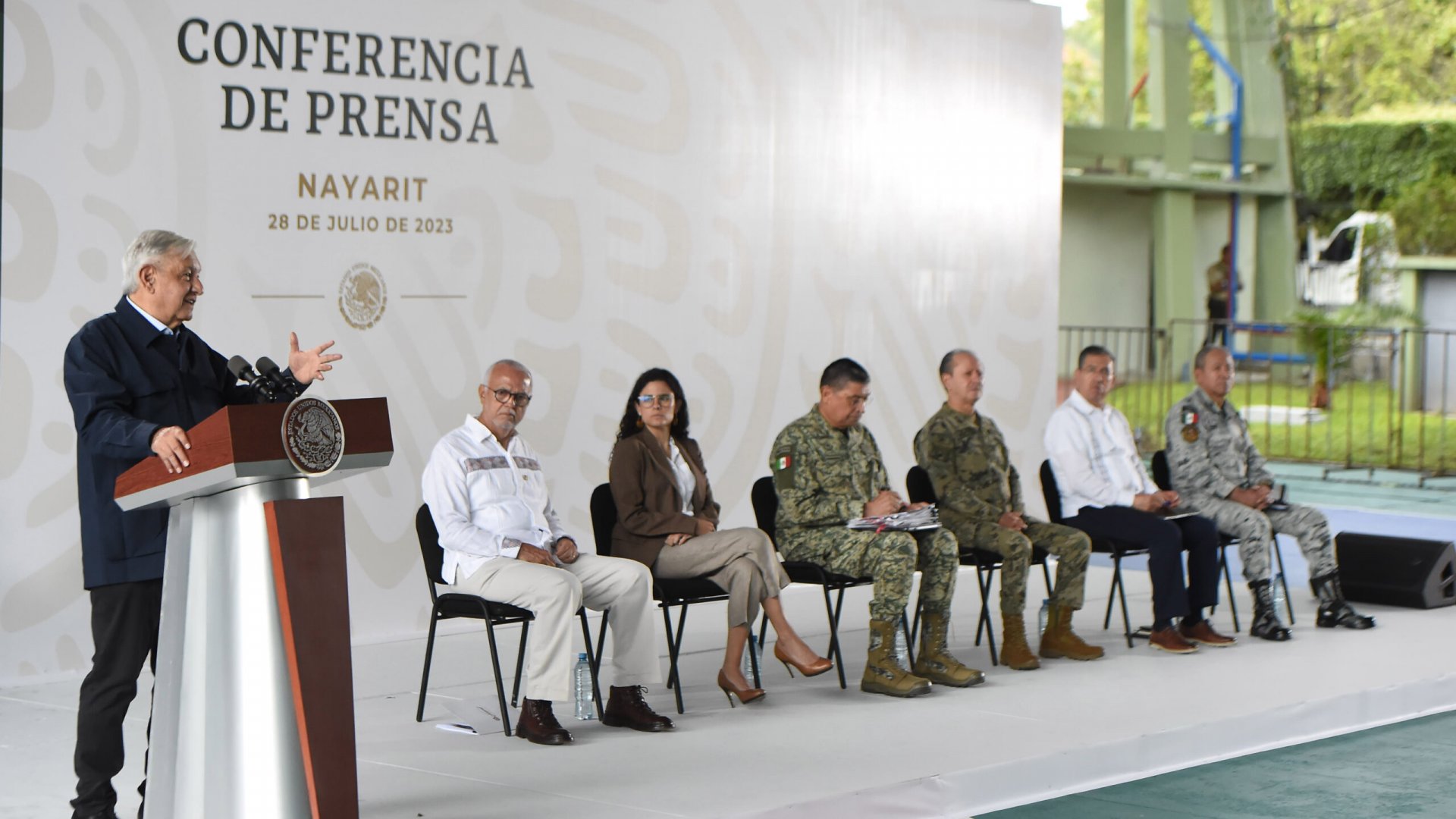 ‘Sería un mensaje de atraso embodegarlos’; AMLO afirma que libros de texto gratuitos sí serán distribuidos