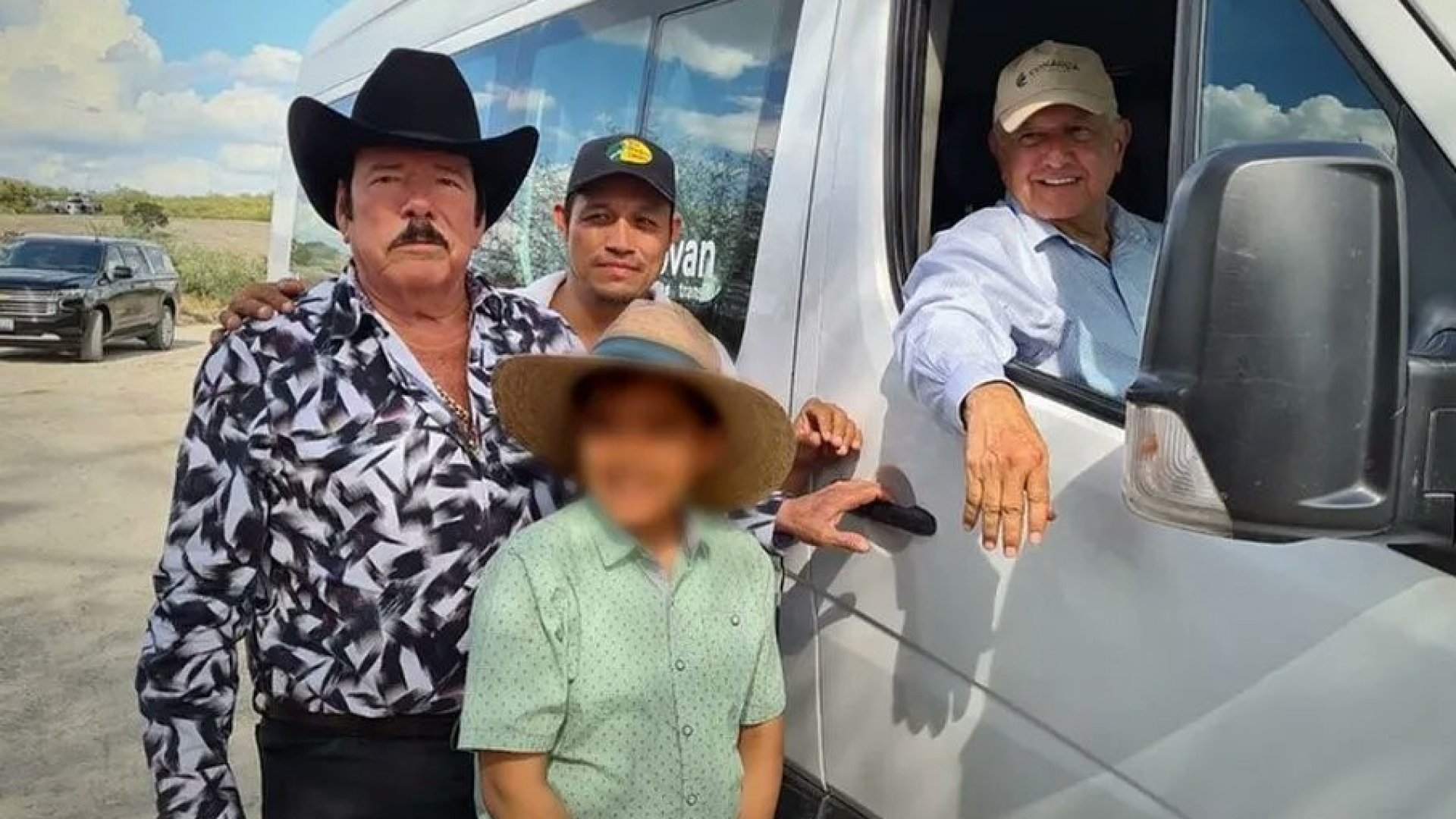 AMLO aterriza en terrenos del cantante Lalo Mora, en Nuevo León