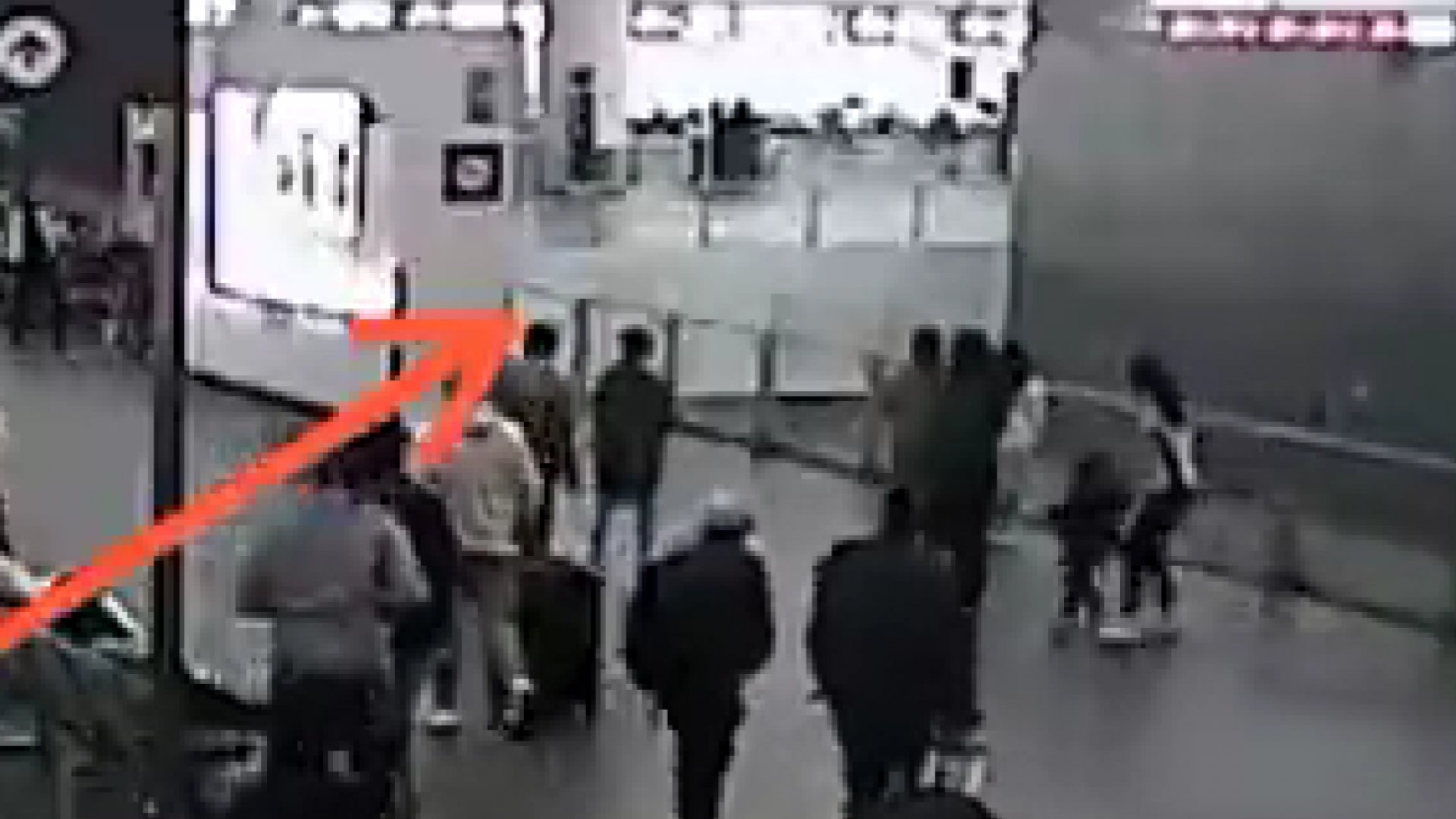 Tres heridos por romperse vidrio en un barandal del AICM