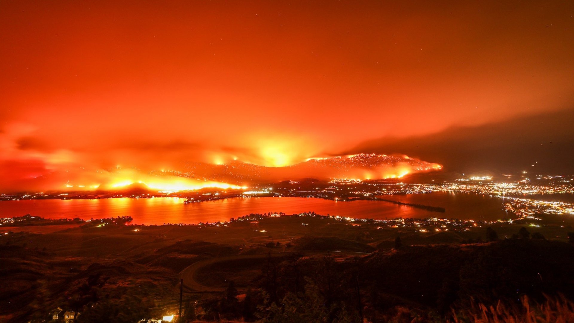 Evacuan zonas de EU y Canadá ante incendios forestales