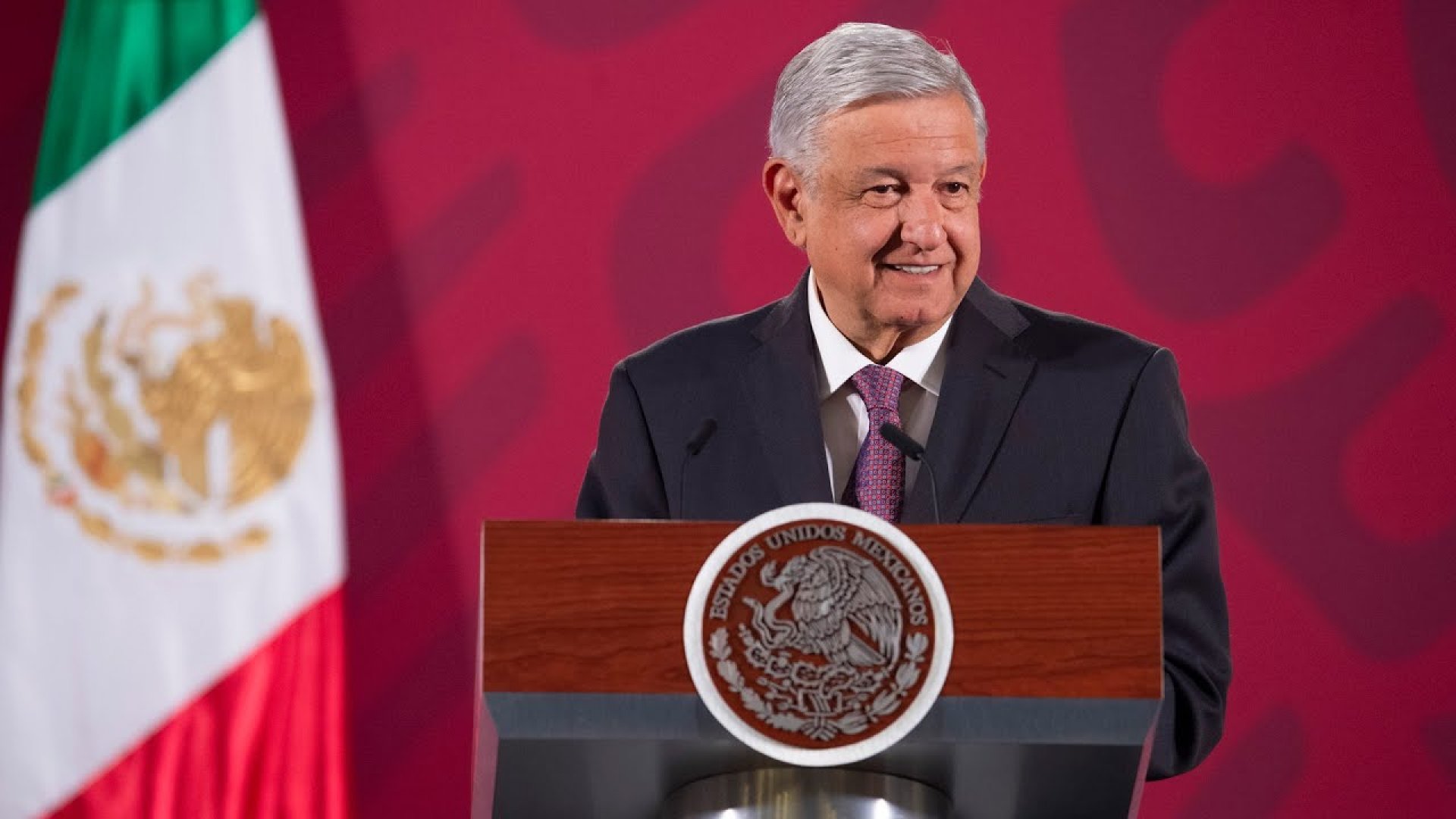 AMLO asegura que libros de textos nuevos llegarán a las aulas y descarta que amparos lo impidan