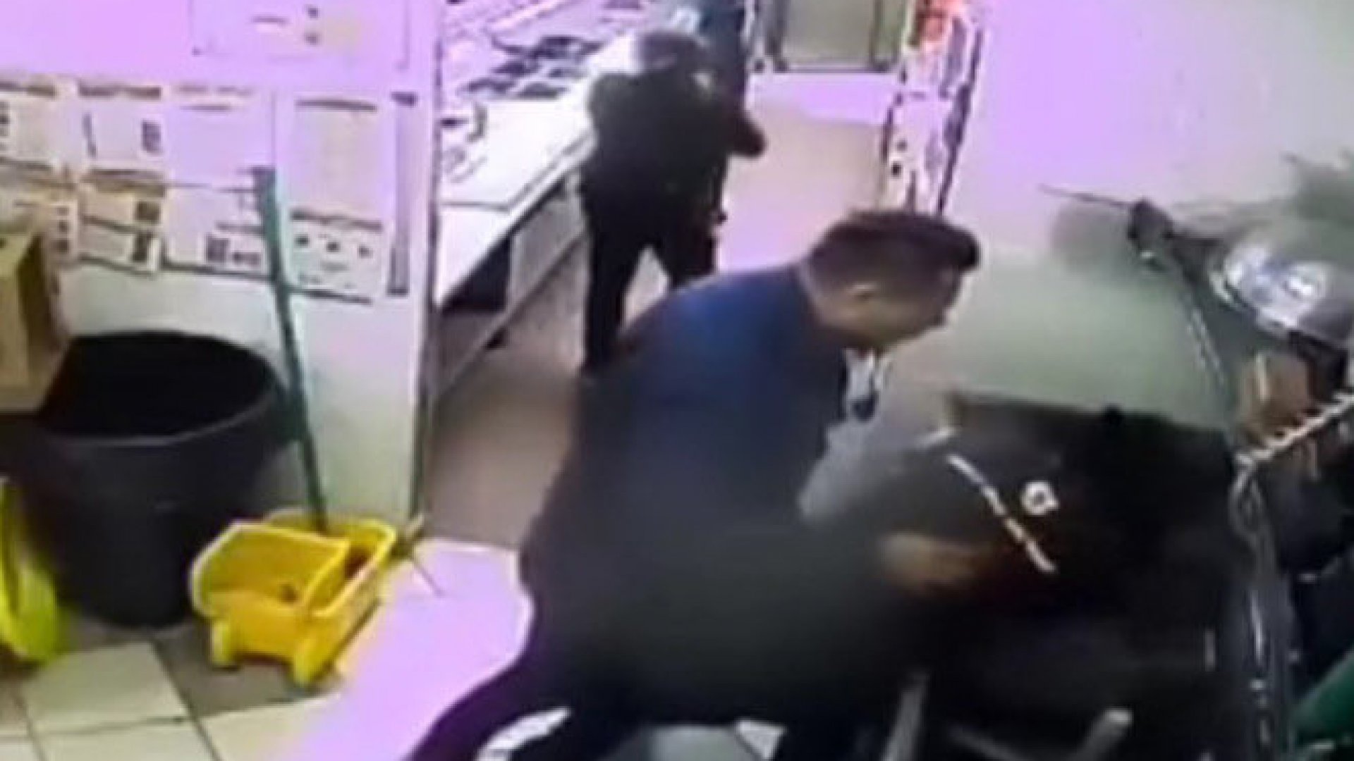 Sujeto da golpiza a empleado menor de edad de Subway por pedirle que se formara