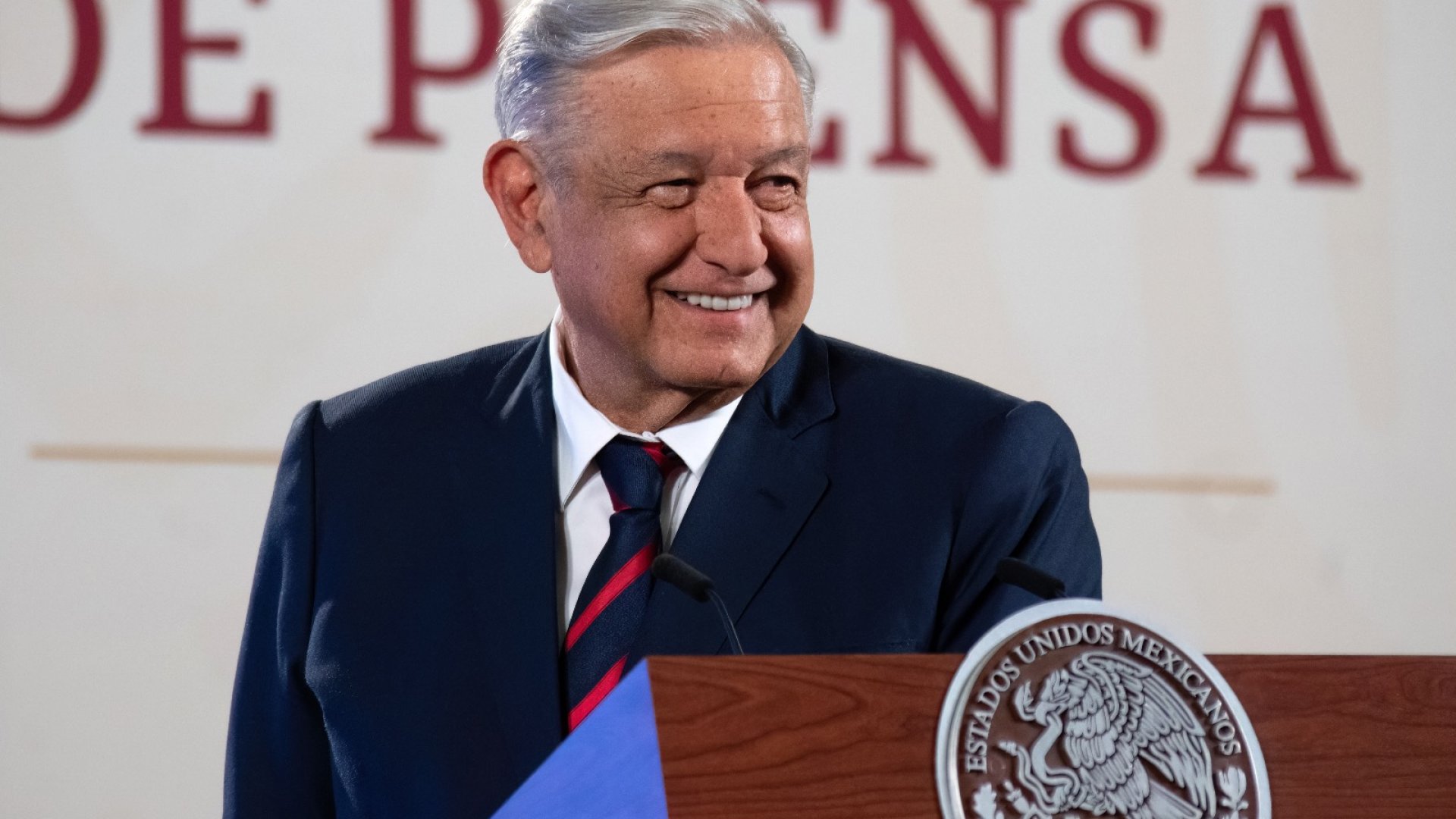 AMLO presume encuesta que lo coloca con 84% de aprobación