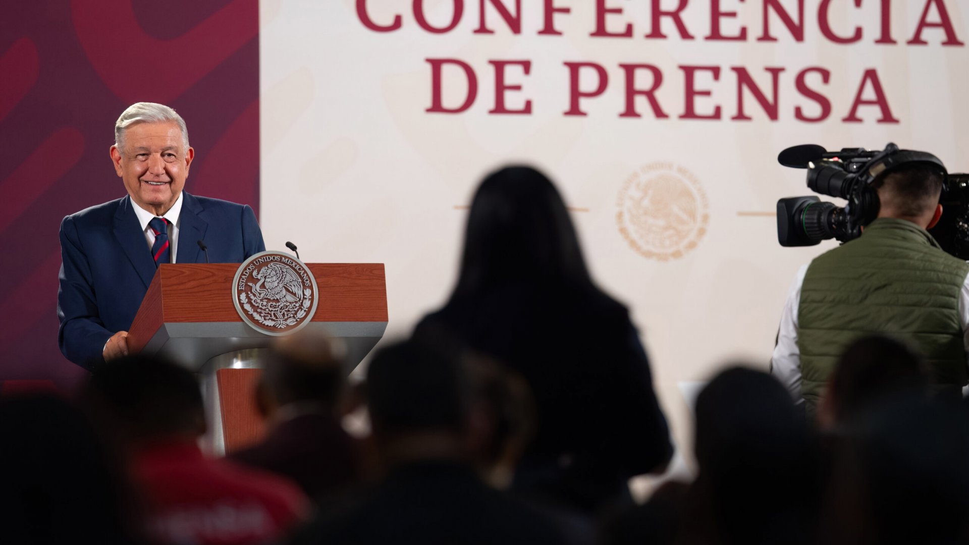 AMLO pide al INE crear lineamientos para las mañaneras