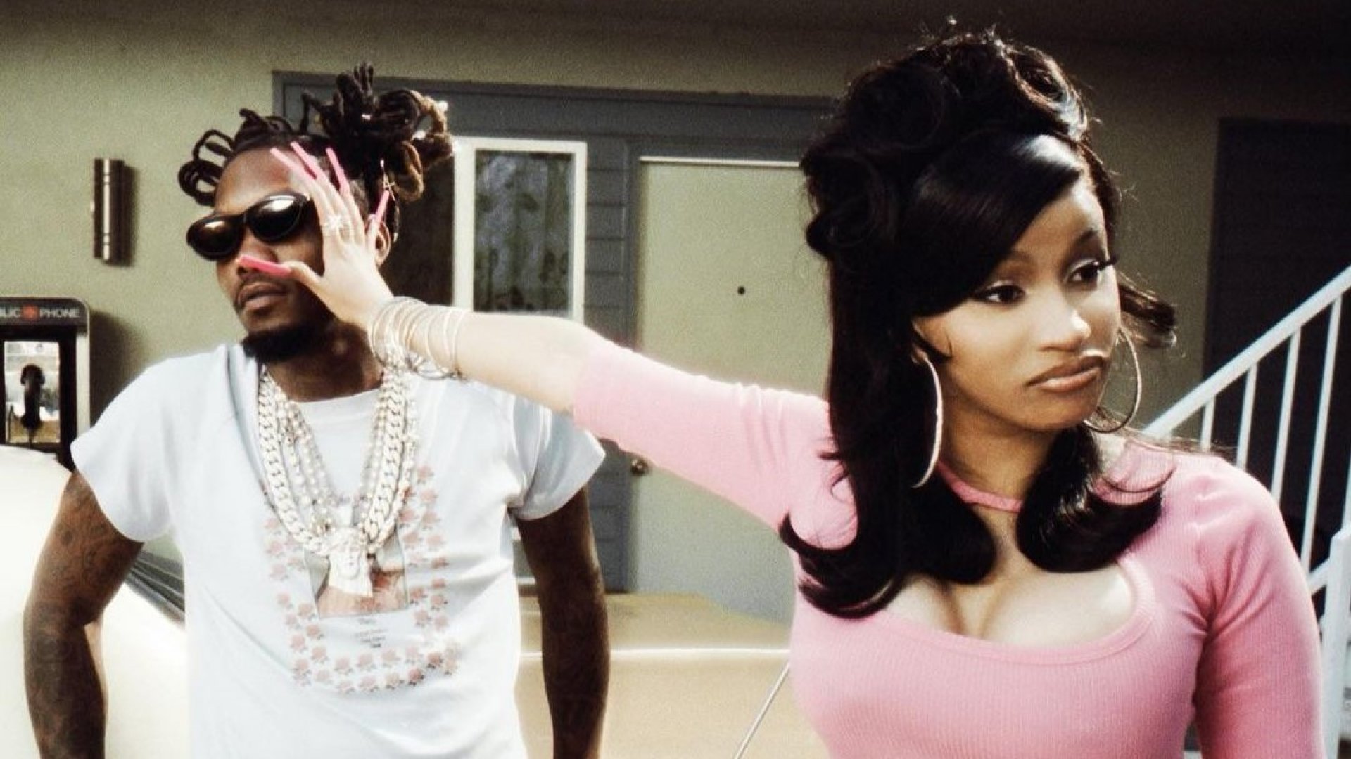Micrófono que Cardi B le aventó a fan será subastado