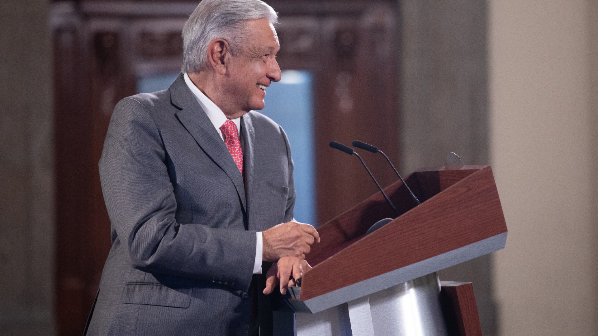 ‘Ven comunistas por todos lados’; AMLO se burla de dichos de Javier Alatorre por libros de texto