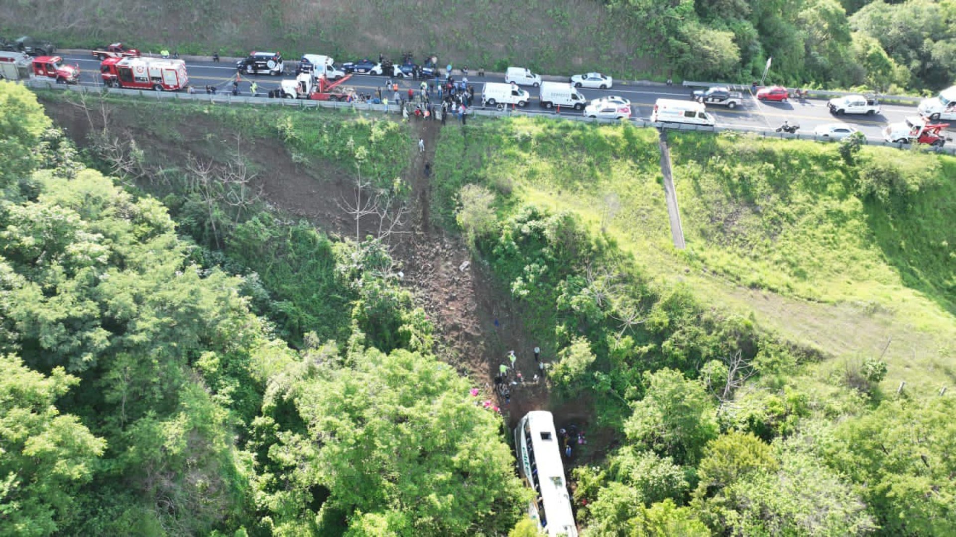 Vuelca autobús de pasajeros en Nayarit; reportan 17 muertos
