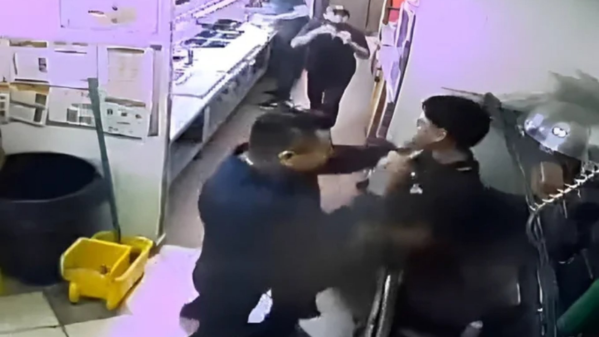 Emiten ficha roja para localizar a agresor de trabajador menor de edad de Subway