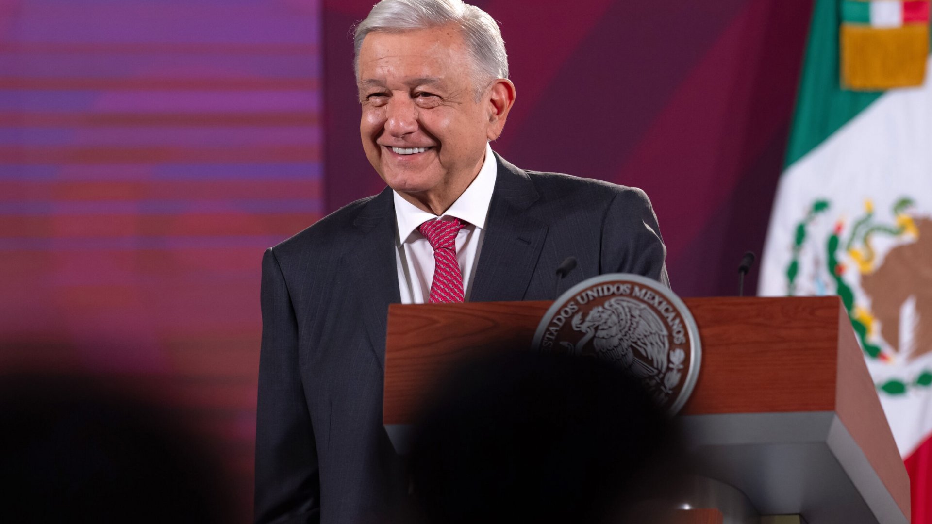 ‘Vamos a difundir el virus del comunismo’; AMLO anuncia conferencias sobre libros de texto