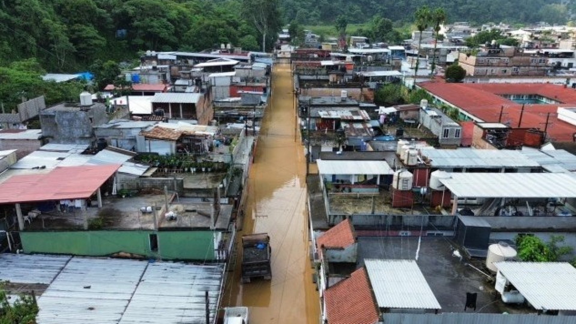 Zongolica amanece bajo el agua por paso de onda tropical 18