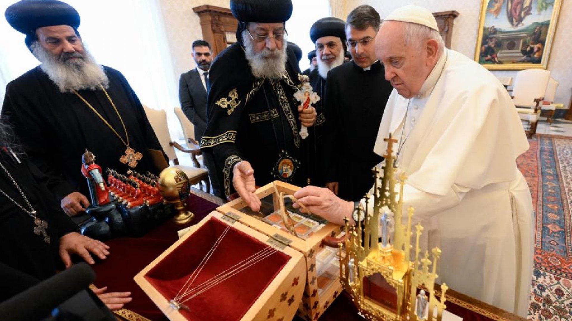 Iglesia Católica está abierta a todos, incluidos los homosexuales, sostiene Papa Francisco