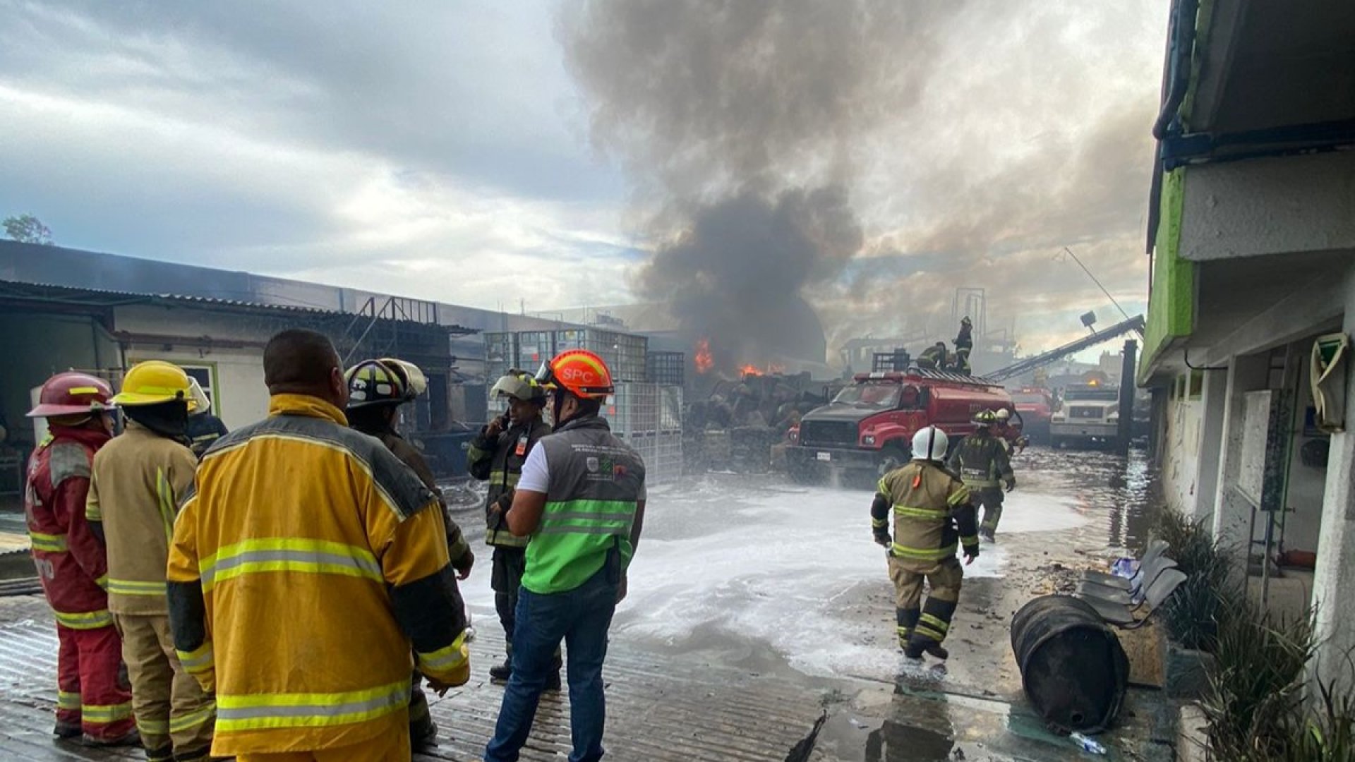 Se incendia fábrica de solventes en Chicoloapan