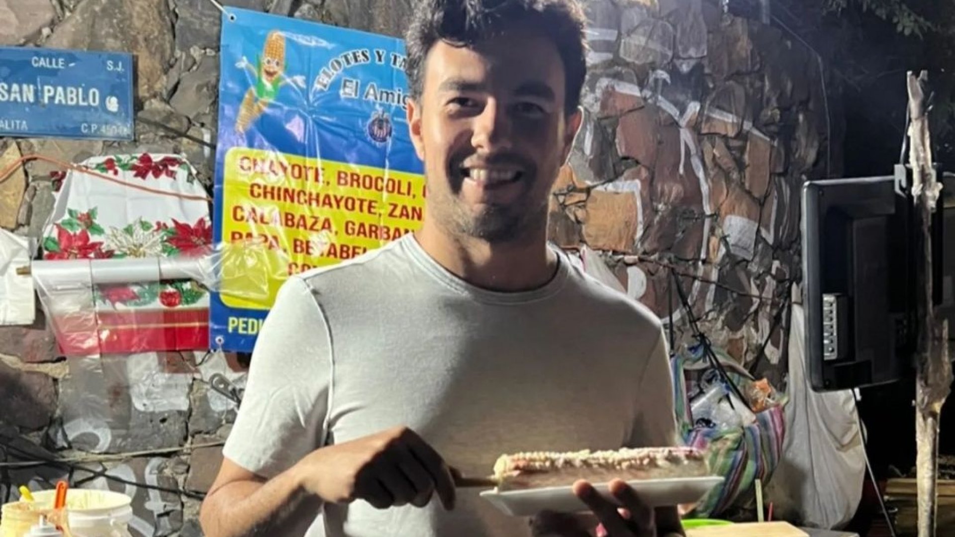 Checo sigue veloz en vacaciones… a comerse un elote en Guadalajara